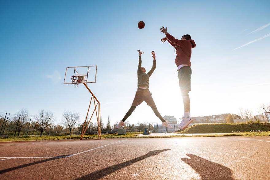 NBA新赛季开局观察：节奏提速与空间拉开，哪些球队的攻防结构更经得起检验